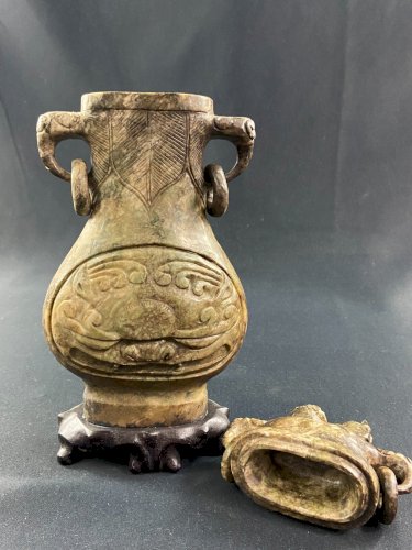 Vase couvert en pierre dure sculptée Chine Extrême-Orient