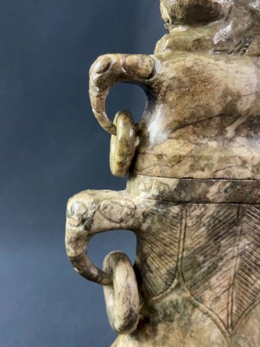Vase couvert en pierre dure sculptée Chine Extrême-Orient