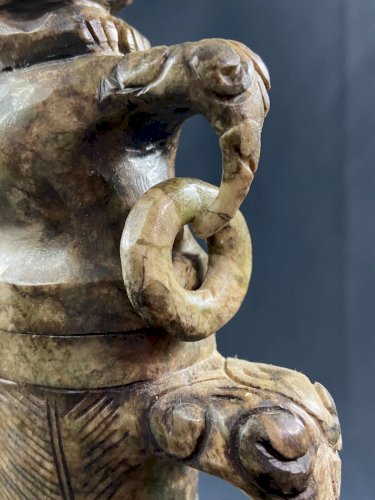 Vase couvert en pierre dure sculptée Chine Extrême-Orient