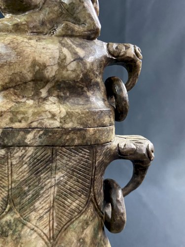 Vase couvert en pierre dure sculptée Chine Extrême-Orient