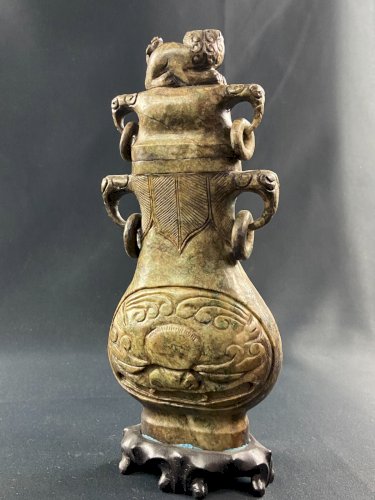 Vase couvert en pierre dure sculptée Chine Extrême-Orient