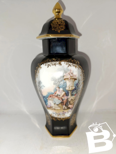 vase couvert en porcelaine de limoges decor 18-19eme en bon etat