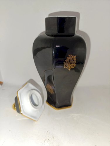 vase couvert en porcelaine de limoges decor 18-19eme en bon etat