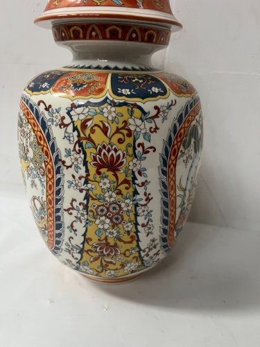 Vase couvert en porcelaine polychrome XX siècle