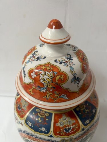 Vase couvert en porcelaine polychrome XX siècle
