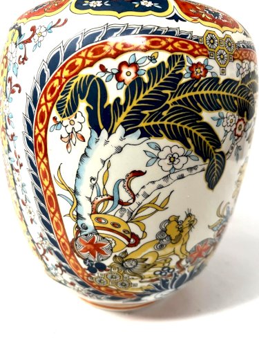 Vase couvert en porcelaine polychrome XX siècle