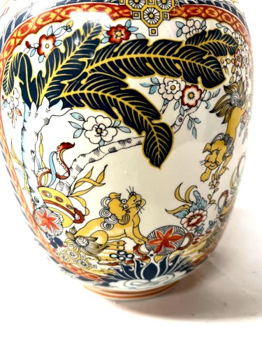 Vase couvert en porcelaine polychrome XX siècle