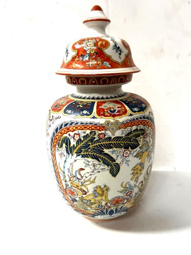 Vase couvert en porcelaine polychrome XX siècle