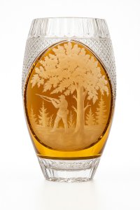 Vase cristal ambre gravé scène de chasse taillé Pologne hunter dog 29,5 cm