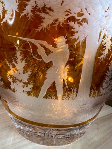 Vase cristal ambre gravé scène de chasse taillé Pologne hunter dog 29,5 cm