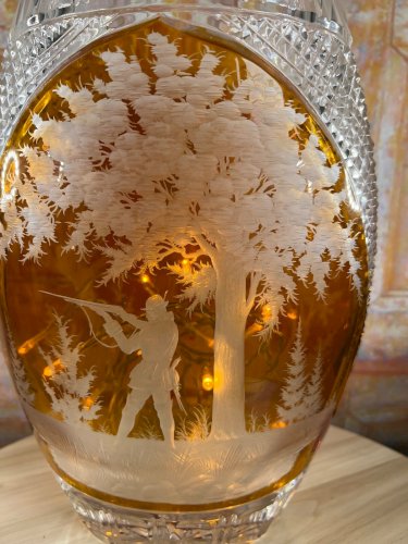 Vase cristal ambre gravé scène de chasse taillé Pologne hunter dog 29,5 cm