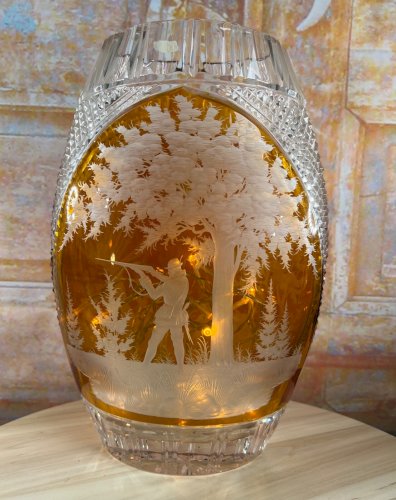 Vase cristal ambre gravé scène de chasse taillé Pologne hunter dog 29,5 cm