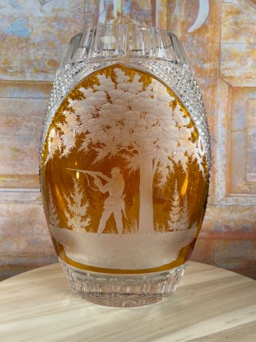 Vase cristal ambre gravé scène de chasse taillé Pologne hunter dog 29,5 cm