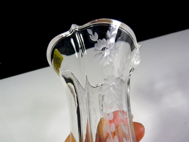 Vase cristal véritable taillé décor fleurs estampillé TBE H - 18 cm