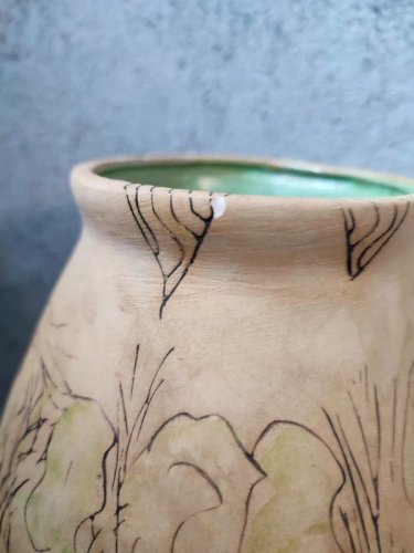 vase decor orignal style africain signé Karien Baird en bon etat