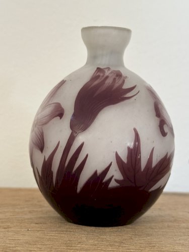 VASE DELATTE NANCY VERRE DÉCOR FLEURS DEGAGÉ A L’ACIDE DÉBUT XXEME SIGNÉ H=10CM