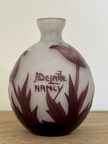 VASE DELATTE NANCY VERRE DÉCOR FLEURS DEGAGÉ A L’ACIDE DÉBUT XXEME SIGNÉ H=10CM