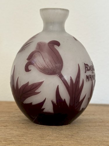 VASE DELATTE NANCY VERRE DÉCOR FLEURS DEGAGÉ A L’ACIDE DÉBUT XXEME SIGNÉ H=10CM