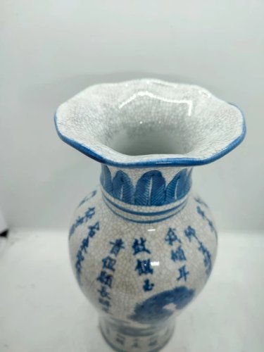 vase dorigine chinoise en ceramique craquelé datant du 20eme siecle en bon etat