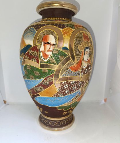 Vase dorigine japonaise manufacture de satsuma a decor de personnages en bon etat(made in chiner)