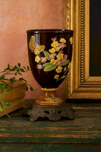 Vase en barbotine à décor de fleurs et papillons – Fin XIXe – Monture en bronze