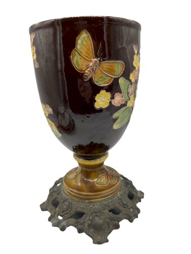 Vase en barbotine à décor de fleurs et papillons – Fin XIXe – Monture en bronze
