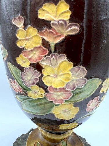 Vase en barbotine à décor de fleurs et papillons – Fin XIXe – Monture en bronze