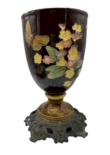 Vase en barbotine à décor de fleurs et papillons – Fin XIXe – Monture en bronze