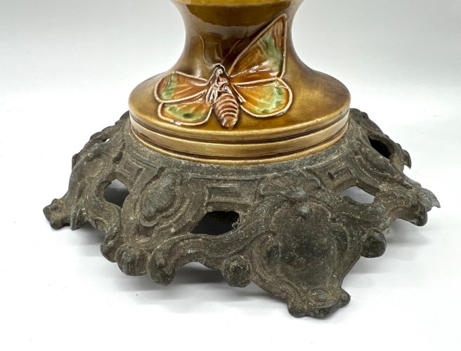 Vase en barbotine à décor de fleurs et papillons – Fin XIXe – Monture en bronze