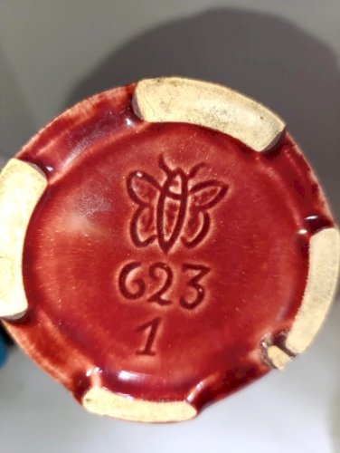 vase en barbotine vierzon signature au papillon louis gueule ? en bon etat