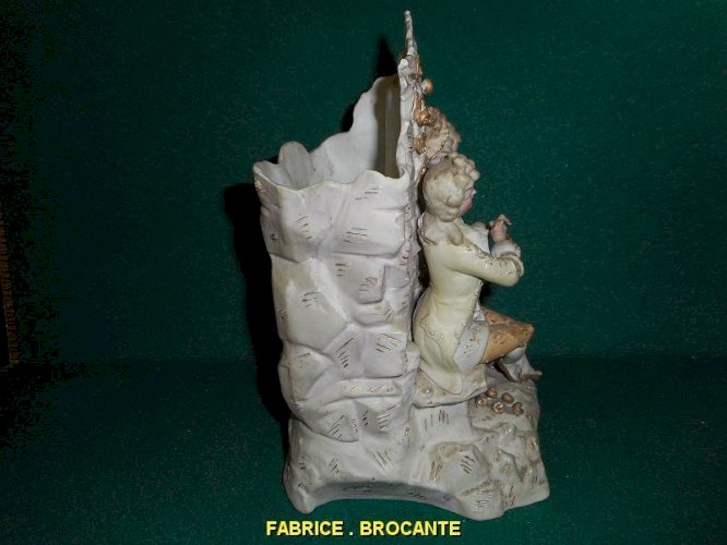 VASE EN BISCUIT COLORISE