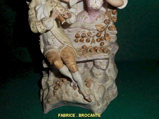 VASE EN BISCUIT COLORISE