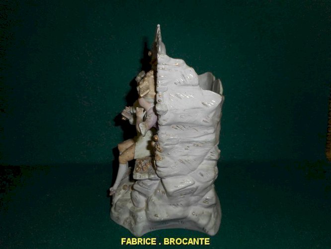 VASE EN BISCUIT COLORISE