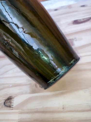 vase en ceramique  dans le gout de jerome massier  à anses en bronze en forme de feuille en bon etat