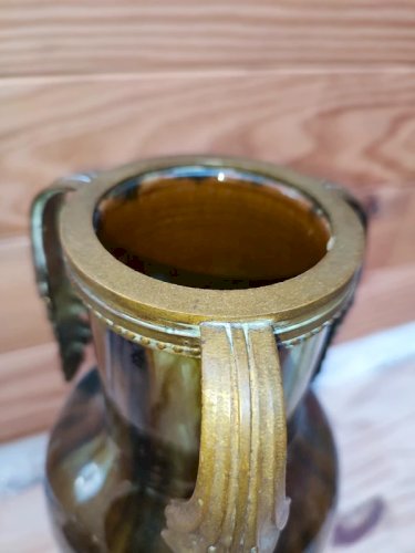 vase en ceramique  dans le gout de jerome massier  à anses en bronze en forme de feuille en bon etat