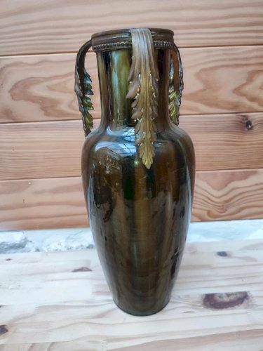 vase en ceramique  dans le gout de jerome massier  à anses en bronze en forme de feuille en bon etat