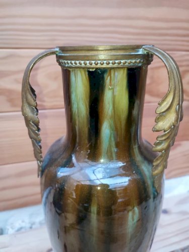 vase en ceramique  dans le gout de jerome massier  à anses en bronze en forme de feuille en bon etat