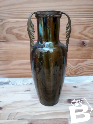 vase en ceramique  dans le gout de jerome massier  à anses en bronze en forme de feuille en bon etat