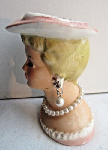 Vase en céramique du Japon: Femme au chapeau avec bijoux en perles nacrées