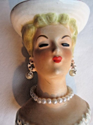 Vase en céramique du Japon: Femme au chapeau avec bijoux en perles nacrées