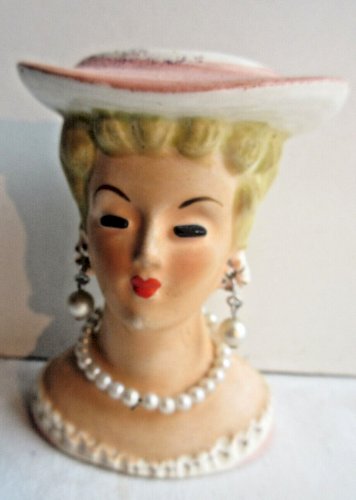 Vase en céramique du Japon: Femme au chapeau avec bijoux en perles nacrées