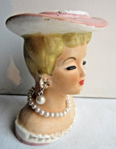 Vase en céramique du Japon: Femme au chapeau avec bijoux en perles nacrées