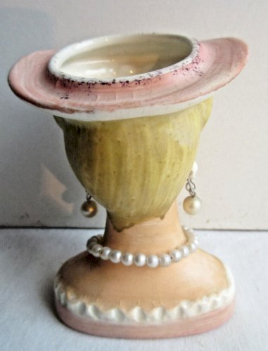 Vase en céramique du Japon: Femme au chapeau avec bijoux en perles nacrées
