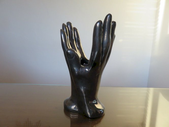 VASE EN CERAMIQUE EN FORME DE MAINS NOIRES IRISEES ANNEES 60 70 VINTAGE.