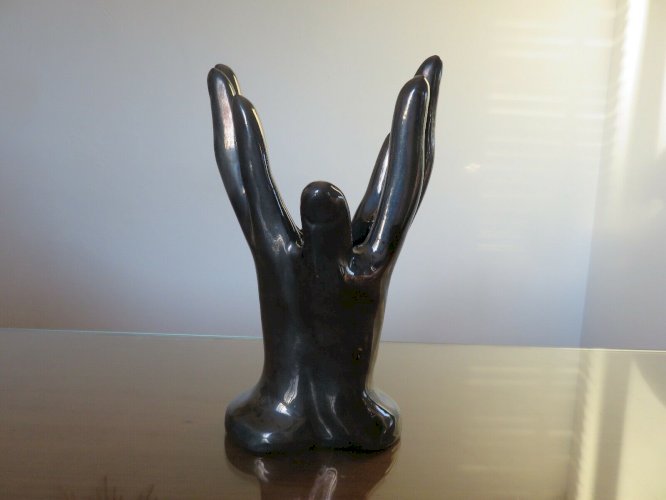 VASE EN CERAMIQUE EN FORME DE MAINS NOIRES IRISEES ANNEES 60 70 VINTAGE.