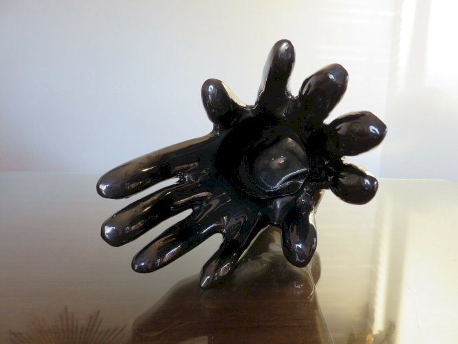 VASE EN CERAMIQUE EN FORME DE MAINS NOIRES IRISEES ANNEES 60 70 VINTAGE.