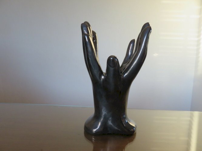 VASE EN CERAMIQUE EN FORME DE MAINS NOIRES IRISEES ANNEES 60 70 VINTAGE.
