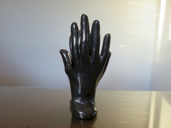 VASE EN CERAMIQUE EN FORME DE MAINS NOIRES IRISEES ANNEES 60 70 VINTAGE.