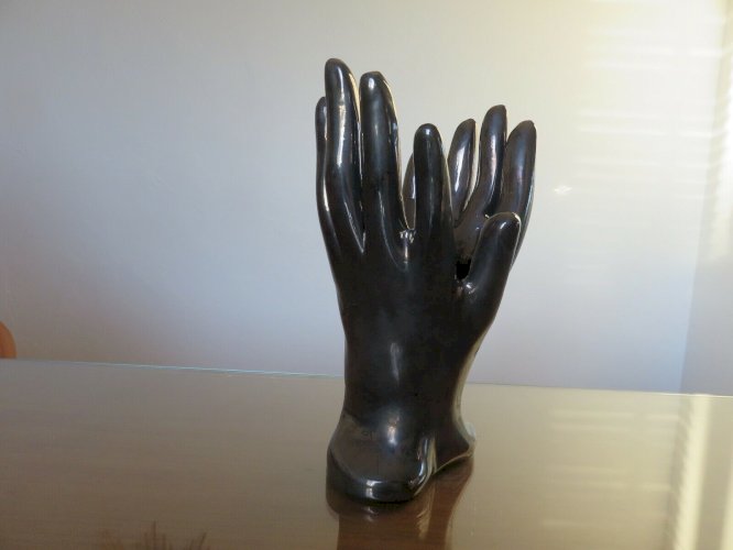 VASE EN CERAMIQUE EN FORME DE MAINS NOIRES IRISEES ANNEES 60 70 VINTAGE.