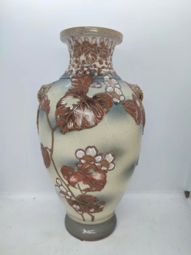 vase en ceramique japonais  à decor floral signé sous la base en bon etat